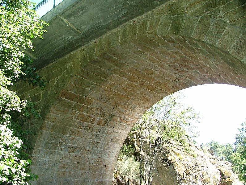 Ponte Romana no rio Calvo.JPG
